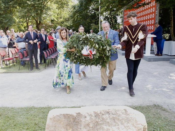 La presidenta de Cantabria, María José Sáenz de Buruaga, y el representante de las Casas de Cantabria, Serafín Fernández Vallejo, colocan la corona de laurel en el Día de las Instituciones