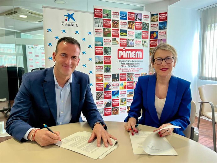 El presidente de Pimem, Jordi Mora, y la directora territorial de CaixaBank en Baleares, María Cruz Rivera, en la renovación del convenio entre ambas entidades.