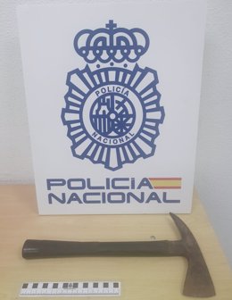 Piqueta incautada por la Policía Nacional a un hombre que intentó agredir con ella a su pareja en Las Palmas de Gran Canaria