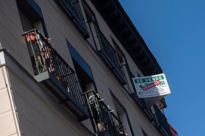 Archivo - Foto de archivo de un cartel de venta en un edificio en Madrid (España).