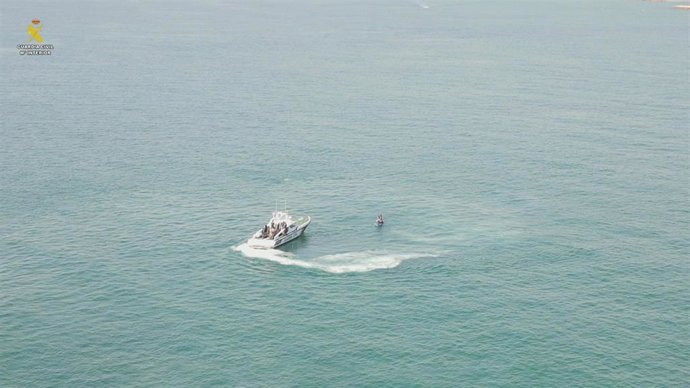 La Guardia Civil auxilia a los ocupantes de una moto acuática cerca de la playa de la Llosa de Cambrils (Tarragona)