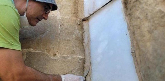 Colocación de un sistema de cerramiento con losas de alabastro en el exterior del muro de la Capilla de la Universidad Sertoriana, en el Museo de Huesca.