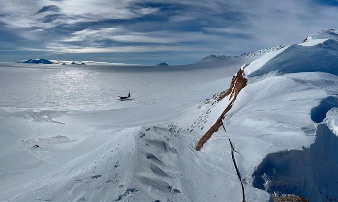 Las montañas Whitmore en la Antártida occidental proporcionan una plataforma de lecho rocoso para recopilar datos sísmicos. Durante esta visita al sitio se descargaron cuatro años de datos.