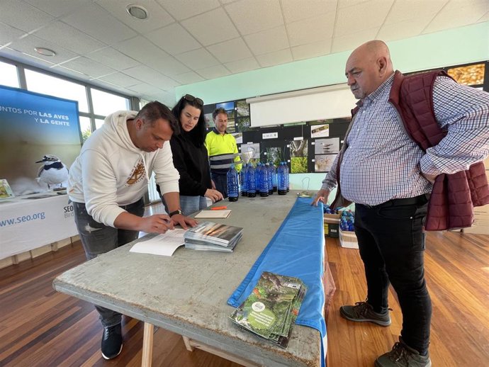 Fotografía de los concejales de Medio Ambiente, Emilia Moncada y de Urbanismo e Infraestructuras Públicas, Alfonso Suárez, en el último reparto de trampas