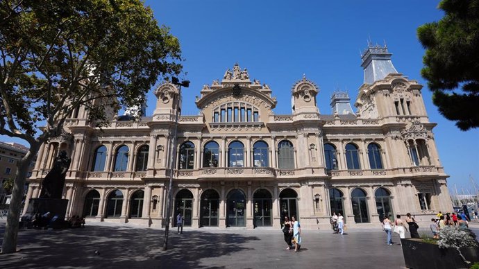 Edificio del Portal de la Pau con la fachada restaurada.