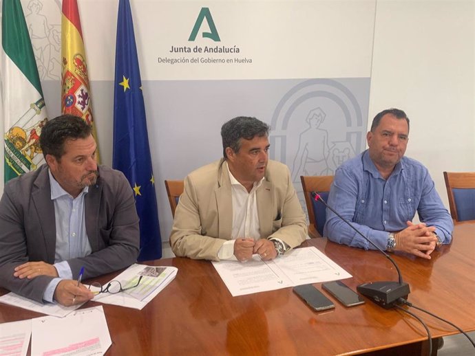 El delegado territorial de Fomento, Articulación del Territorio y Vivienda, Jaime Pérez (izquierda); el delegado de la Junta en Huelva, José Manuel Correa (centro);  y el director provincial de AVRA, José Domingo Doblado