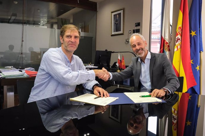 El consejero de Educación, Formación Profesional y Universidades, Sergio Silva, firma un convenio de colaboración con CEOE-CEPYME.