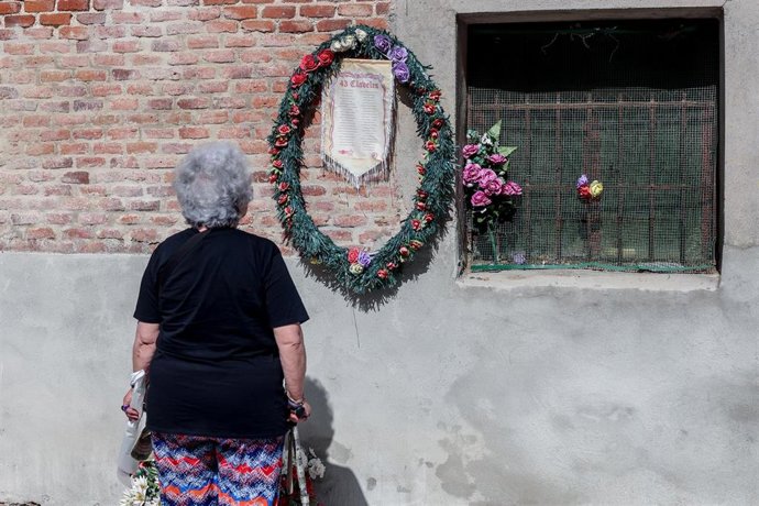 Archivo - Una persona ojea una lista con los nombres de los 43 claveles durante el homenaje dedicado a las 13 Rosas y los 43 Claveles