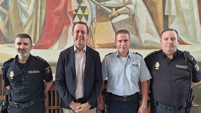 El subdelegado del Gobierno en Almería, Jose María Martín Fernández, junto al agente alemán que colabora con la Policía Nacional.