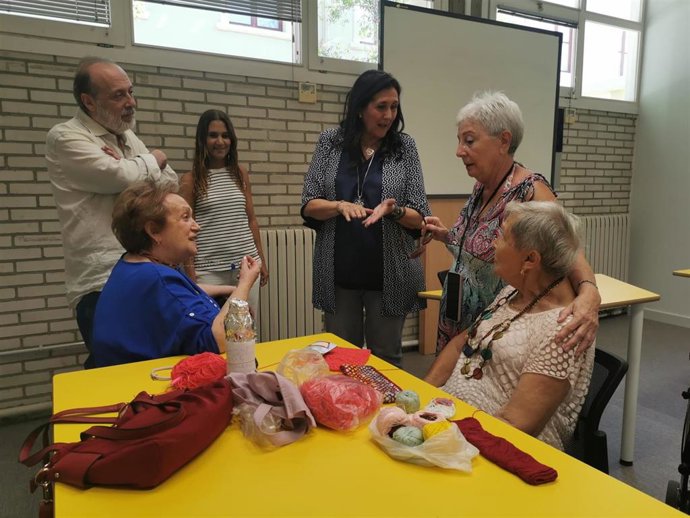 La concejala delegada del Mayor,  Paloma Espinosa, junto a usuarias del centro Universidad-José Atarés