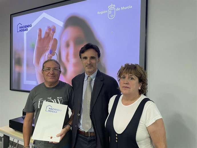 El consejero Jorge García Montoro durante la firma las escriturar de una cesión de vivienda