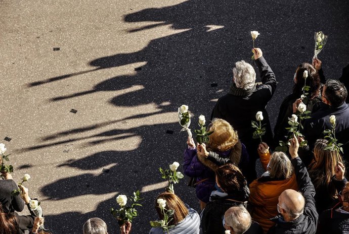 Archivo - Una multitud sostiene flores blancas en una concentración y minuto de silencio en memoria de Cristina, mujer víctima de violencia de género, en la Plaza del Ayuntamiento, a 9 de diciembre de 2021, en Valencia, Comunidad Valenciana (España). La f