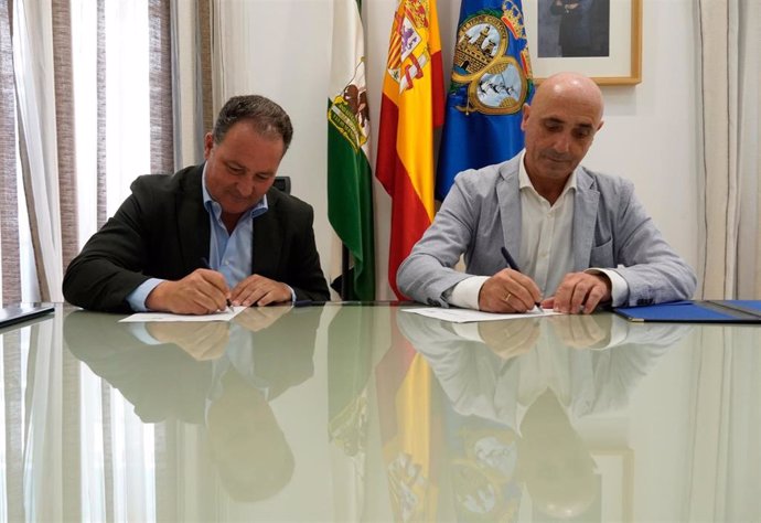 El presidente de la Diputación de Huelva, David Toscano (izquierda), y el responsable de relaciones corporativas de Cepsa en Andalucía y Canarias, Jesús Velasco.