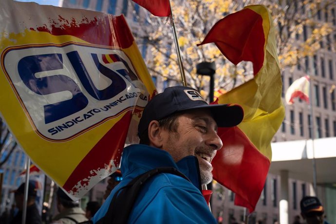 Archivo - Un manifestante durante una concentración de sindicatos de Policía Nacional