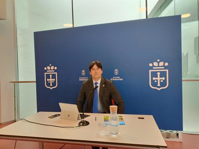 El consejero de Ciencia, Empresas, Formación y Empleo del Principado de Asturias, Borja Sánchez, en rueda de prensa posterior al Consejo de Gobierno, en el pabellón del Principado de Asturias en el recinto ferial gijonés 'Luis Adaro'.