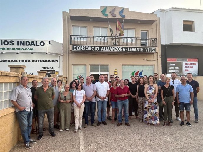 El diputado provincial del PSOE de Almería Diego Castaño, junto a dirigentes socialistas de la comarca de Almanzora-Levante y Los Vélez.
