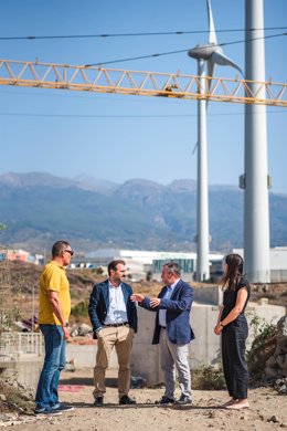 Archivo - El consejero de Industria del Cabildo de Tenerife, Manuel Fernández, ha visitado el Polígono Industrial de Granadilla junto a su gerente, Gerardo López, y parte de la dirección del mismo