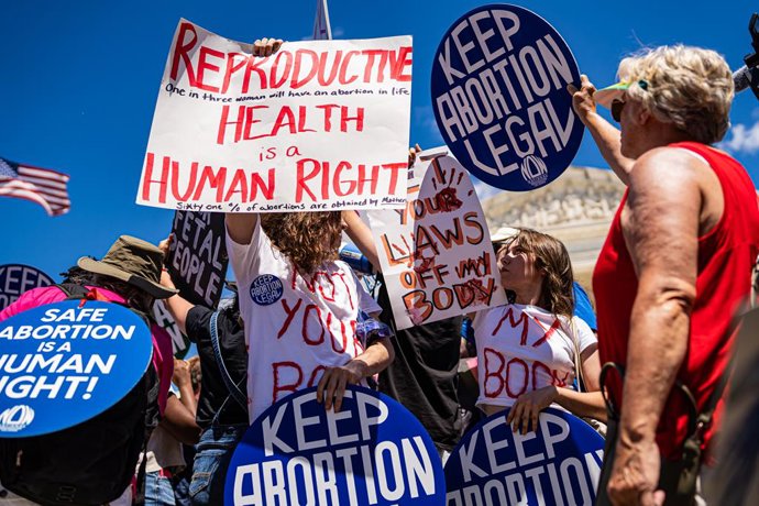 Archivo - June 24, 2024, Washington, District Of Columbia, USA: Protesters gathered at the Supreme Court, commemorating two years since Roe v. Wade was overturned. The Women's March and pro-choice activists were met with a heated counter-protest, result