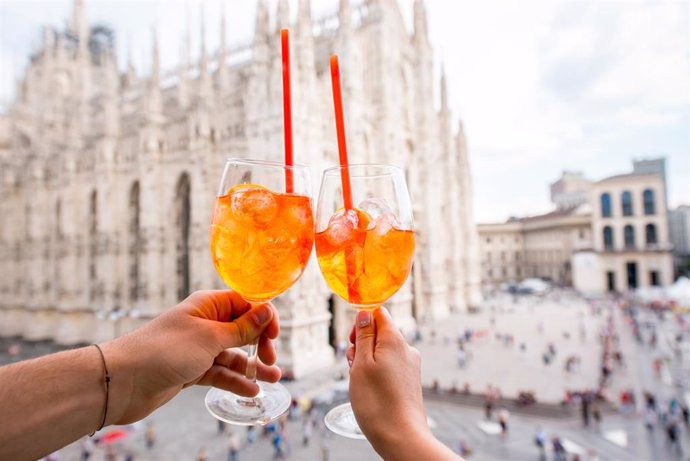 Archivo - Brindis con Aperol Spritz ante el Duomo de Milán (Italia)