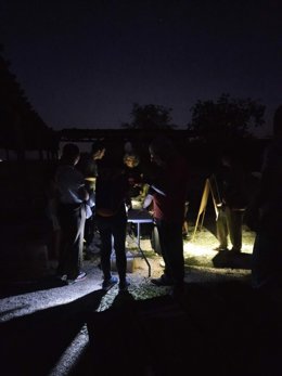 Un grupo de personas trabajan con la naturaleza dentro del programa de actividades 'Ciencia al fresquito'.