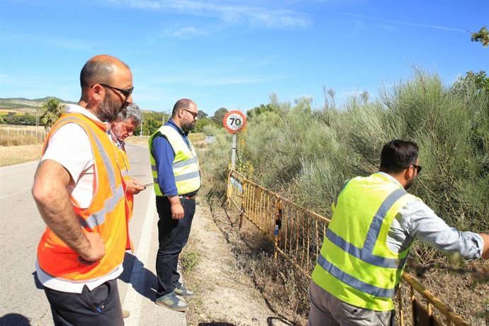 Javier Bello comprobando las mejoras en la carretera CA-5100.