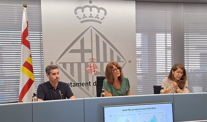 El jefe del Servicio de Calidad e Intervenciones Ambientales de la ASPB, Marc Rico, la primera teniente de alcalde, Laia Bonet, y la concejal de Salud, Marta Villanueva