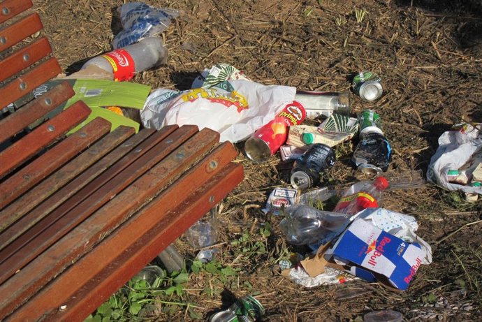 Archivo - Restos de botellón