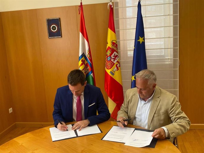 El consejero de Política Local, Infraestructuras y Lucha contra la Despoblación, Daniel Osés, y el presidente de la Federación Riojana de Municipios, Jorge Loyo, durante la firma de convenios de colaboración