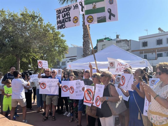 Concentración de los vecinos de La Puebla del Río (Sevilla) en protesta por el virus del Nilo.