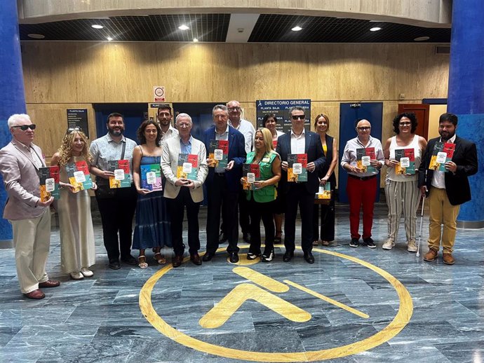 Presentación del Informe de Valor Compartido del Grupo Social ONCE 2023 por parte del delegado de la ONCE en Andalucía, Ceuta y Melilla, Cristóbal Martínez, y el director de la ONCE en Málaga, Jose Miguel Luque, entre otros.