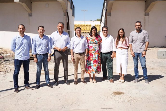 El presidente de la Diputación de Almería, Javier A. García, y la alcaldesa de Laujar de Andarax, Almudena Morales, han visitado junto a otros miembros las obras del coso para celebrar eventos taurinos, culturales y deportivos.