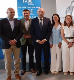 En el centro, el presidente de la Junta General del Principado de Asturias, Juan Cofiño, en la 67 Feria Internacional de Muestras de Asturias (Fidma), en el recinto ferial gijonés 'Luis Adaro', junto a otros representantes políticos y económicos.