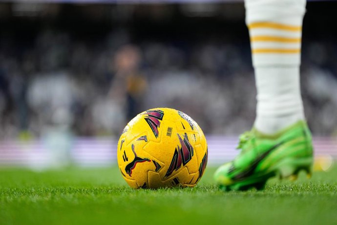 Archivo - Illustration, ball of the match during the Spanish League, LaLiga EA Sports, football match played between Real Madrid and FC Barcelona at Santiago Bernabeu stadium on April 21, 2024 in Madrid, Spain.