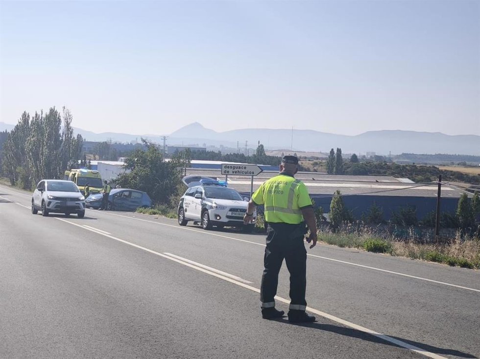 Un agente de la Guardia Civil regula el tráfico en el lugar del accidente.