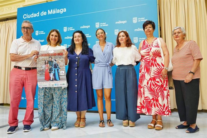La concejala delegada del distrito Bailén-Miraflores, María Paz Flores; la directora de la compañía Comediantes Malagueños Teatro, Cristina Navarro, y la responsable de Artes Escénicas de Fundación Unicaja, Gema Domínguez,
