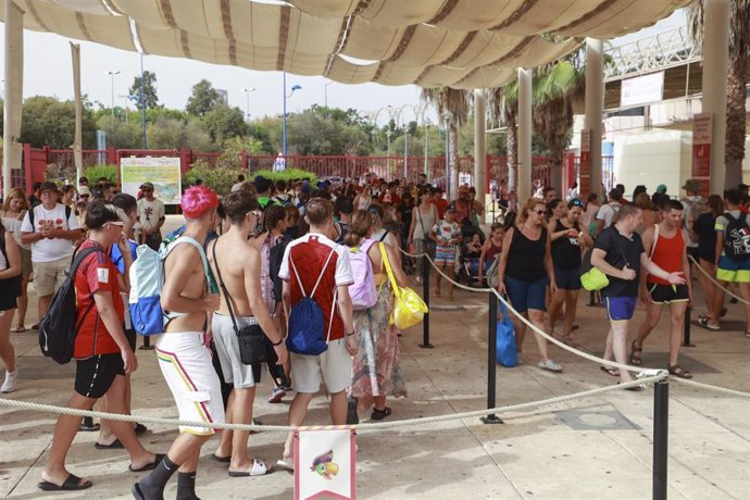 Archivo - Imagen de archivo de las largas colas que se forman en verano en el Parque de atracciones de Isla Mágica en Sevilla.