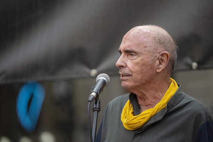 El presidente de la ANC, Lluís Llach, interviene durante una manifestación para pedir la aplicación de la amnistía, a 13 de julio de 2024, en Barcelona, Catalunya (España). 