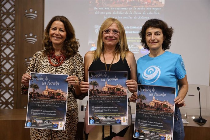 La diputada de la Diputación de Badajoz Paqui Silva, la alcaldesa de la localidad, Tina Rodríguez Martínez, y la CEO del Centro de Turismo Astronómico Entre Encinas y Estrellas, Cristina Fabo.