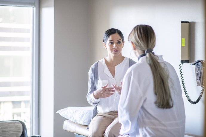 Archivo - Mujer en la consulta médica con una doctora.