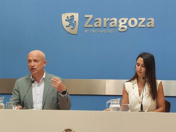 El consejero municipal de Economía, Transformación Digital y Transparencia, Carlos Gimeno, y la directora de Fundación Hiberus, Sandra Parrilla.