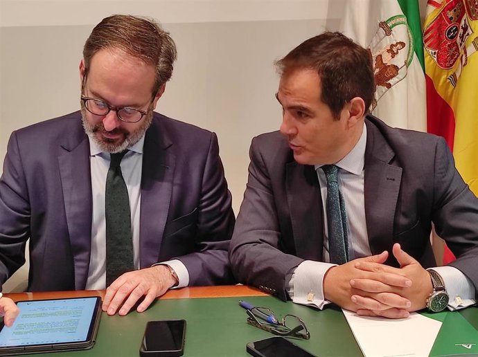 Archivo - José Antonio Nieto (dcha.) habla con el delegado del Gobierno andaluz en Córdoba, Adolfo Molina.