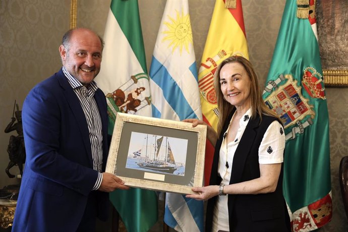 El vicepresidente primero de la Diputación de Cádiz, Juancho Ortiz, junto a la embajadora de Uruguay en España, Teresa Ayala, en una visita a la institución provincial.