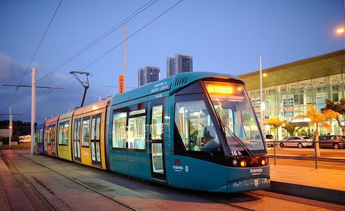 Archivo - Servicio nocturno del tranvía de Tenerife