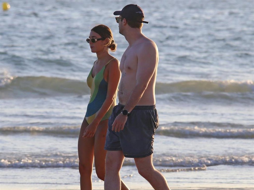 Anna Ferrer Padilla y su novio, Mario Cristobal, paseando juntos por la playa