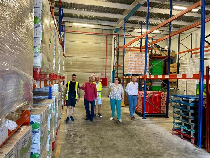 La consellera de Familias y Asuntos Sociales, Catalina Cirer, en una visita a las instalaciones del Banco de Alimentos.