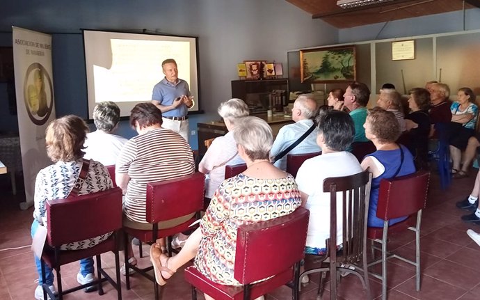 El doctor en Psicología Carlos Valiente, durante la charla en Navafría (Femur).