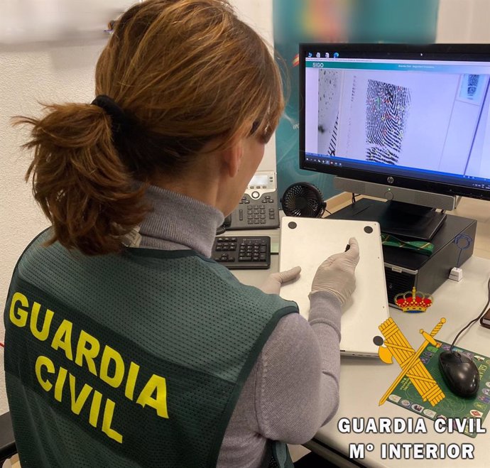 Archivo - Una agente de Guardia Civil.