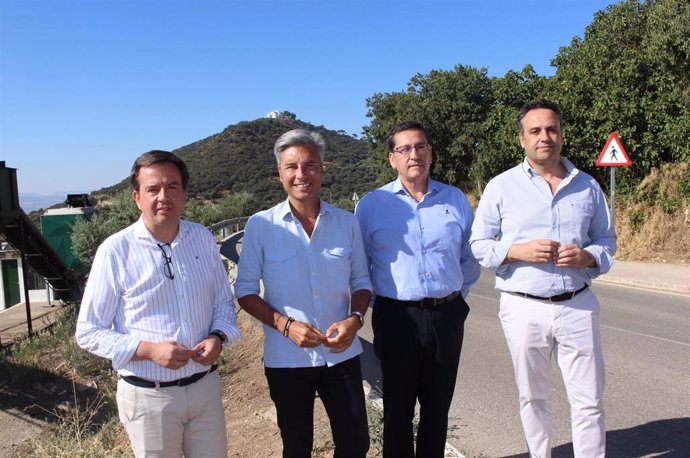 El vicepresidente primero de la Diputación, Andrés Lorite (2 izqda.), en su visita a la Sierra de Aras en Lucena junto al alcalde, Aurelio Fernández (1 izqda.), y representantes de la Archicofradía de María Santísima de Araceli.