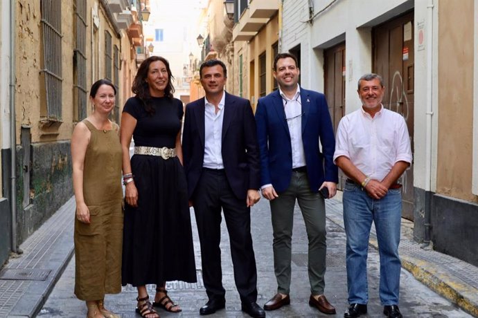 La consejera de Inclusión Social, Juventud, Familias e Igualdad, Loles López, junto al alcalde de Cádiz, Bruno García, y otros responsables provinciales y locales durante una visita a la ciudad de Cádiz