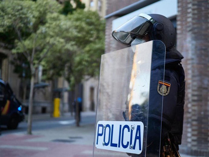 Archivo - Agente de Policía Nacional con material antidisturbios.